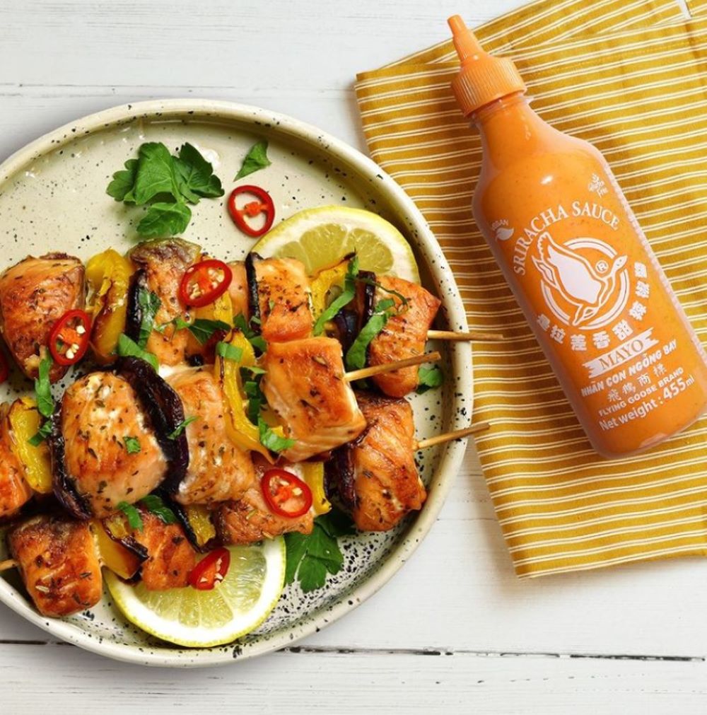 Add sweetness to your skewers with our Sriracha mayo sauce